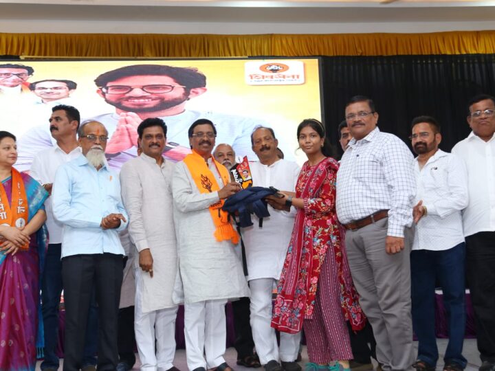 ठाकरे शिवसेनेकडून गुणवंतांचा सन्मान!