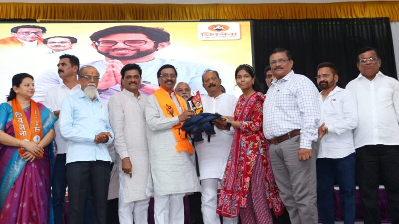 ठाकरे शिवसेनेकडून गुणवंतांचा सन्मान!