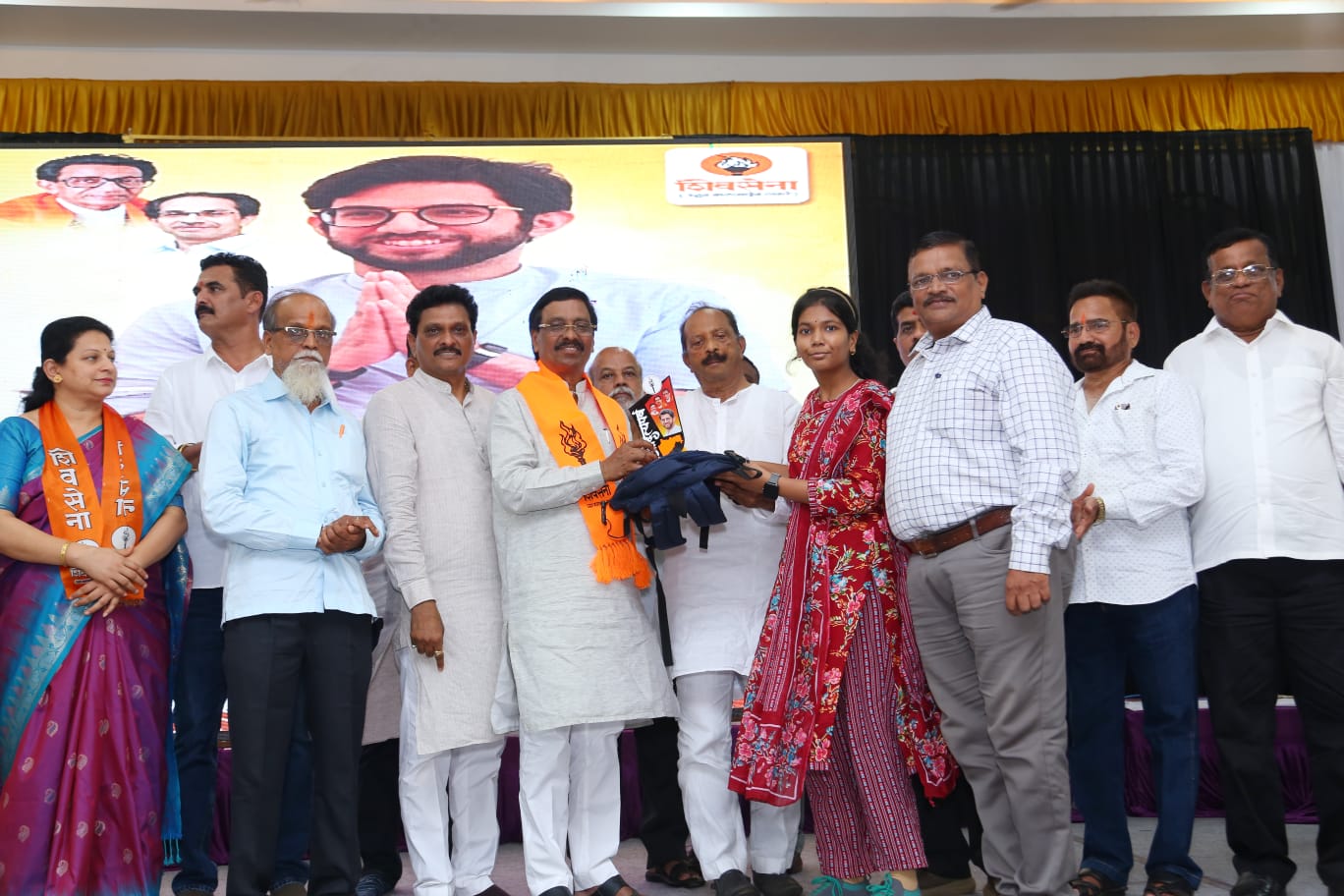 ठाकरे शिवसेनेकडून गुणवंतांचा सन्मान!